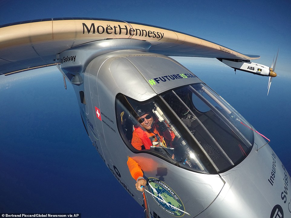 nfIabX0Y82e1803f3a5e7c98bd-3555972-Piccard_taking_a_selfie_on_board_Solar_Impulse_2_during_a_test_f-a-20_1461510467396.jpg