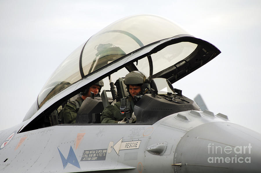 2-cockpit-of-a-norwegian-f16-luc-de-jaeger.jpg