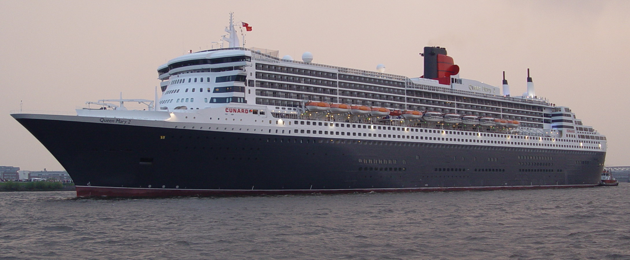 Queen_Mary_II_Einlaufen_Hamburg_Hafengeburtstag_2006_-2.jpg