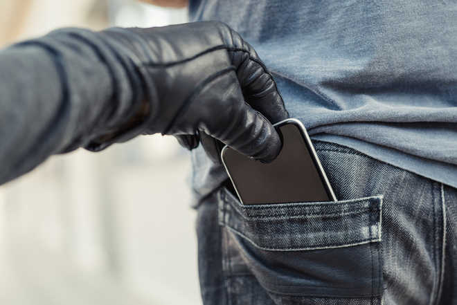 Man gets back smartphone as thief cannot operate it
