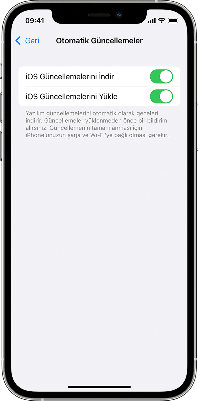 iPhone'un Ayarlar uygulamasında iOS güncellemelerini otomatik olarak indirme ve yükleme seçeneklerini gösteren Otomatik Güncellemeler sayfası.