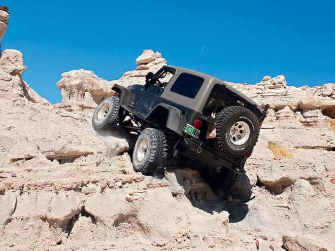 0801_4wd_01_z+jeep_trail_ride+jeep_wrangler_climbing_uphill.jpg