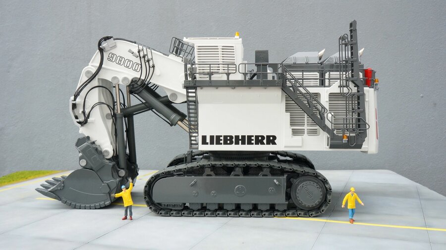 1 50 Liebherr R9800 Shovel Nicole Bermudez.jpg