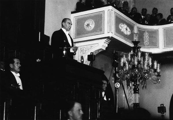 ataturk-meclis-konusmasi.jpg