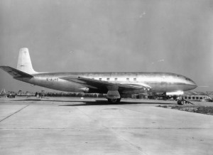 de_Havilland_DH-106_Comet_Prototype_at_Hatfield-300x218.jpg