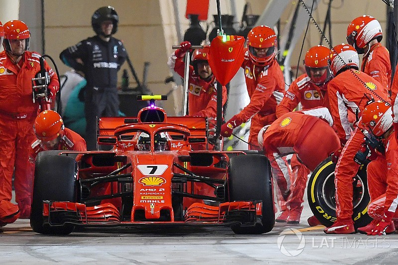 f1-bahrain-gp-2018-kimi-raikkonen-ferrari-sf71h-hits-a-mechanic-as-he-leaves-the-pits-8053151.jpg