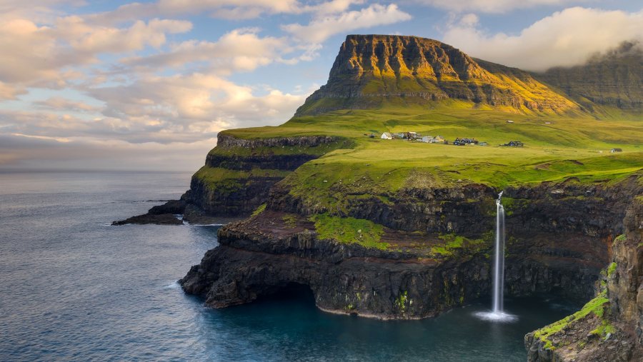 Faroe Adaları'ndaki Vágar'ın batı yakasındaki-Gásadalur köyü.jpg