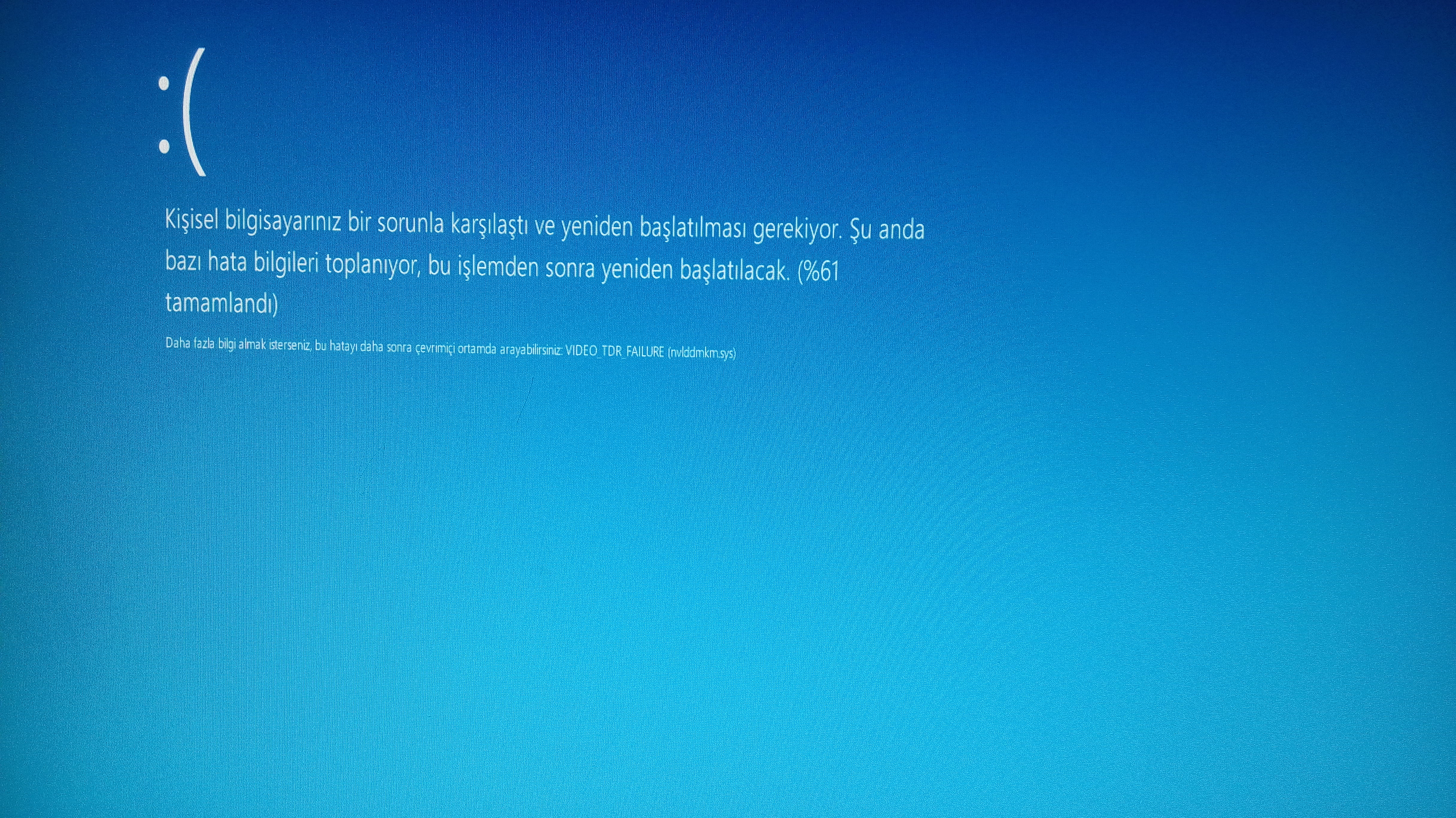 Синий экран вин 10. Синий экран смерти Windows 10. Ошибка синий экран Windows 10. Голубой экран Windows. Голубой экран смерти Windows 10.