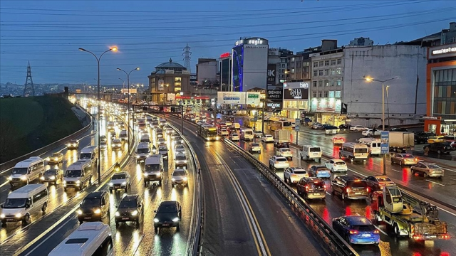 istanbul-daki-saganak-nedeniyle-trafik-durma-16653338_8018_m.png