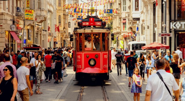 istiklal-caddesinin-simgelerinden-nostaljik-tramvaylar-yerini-bataryali-tramvaylara-birakiyor-...jpg