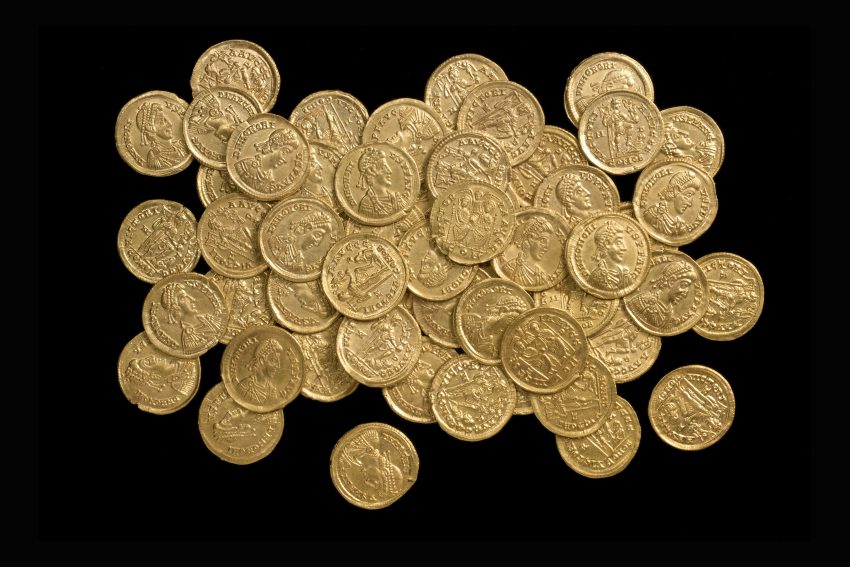 Roman_coin_hoard_55_coins_FindID_523149-e1530390283246.jpg