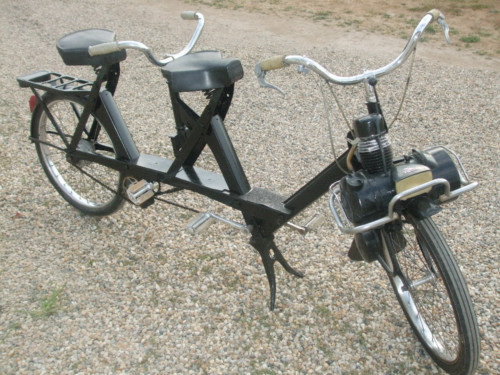 Velosolex-tandem-cyclomoteur-à-galet-moteur-2-temps-49-cm3-Courbevoie-France-Europe.JPG