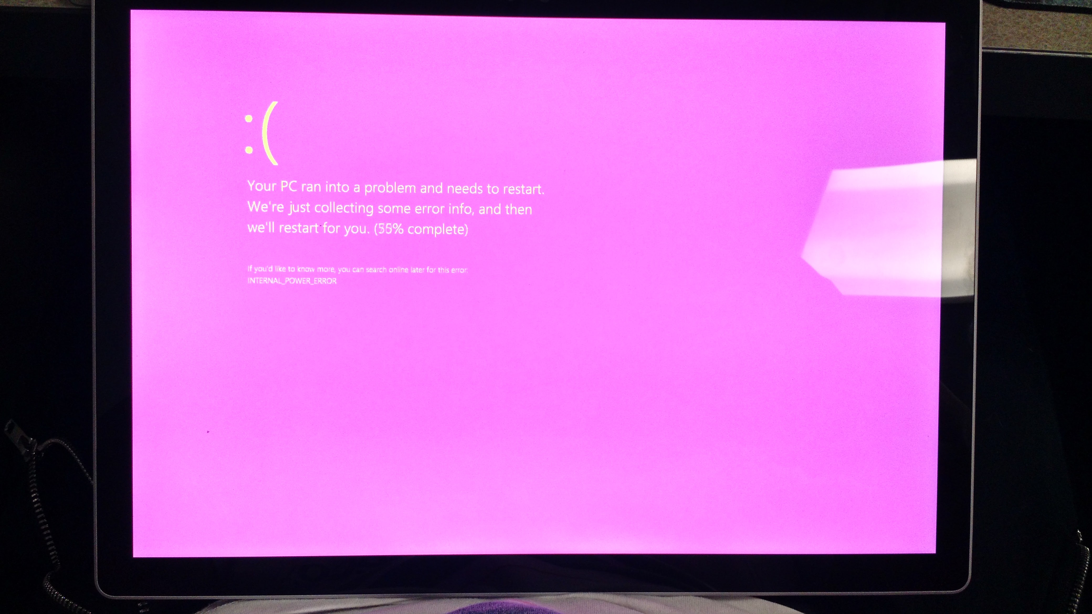 Розовый экран ноутбука. Розовый экран смерти виндовс 10. Розовый экран. Розовый икран смерти. Розовый монитор.