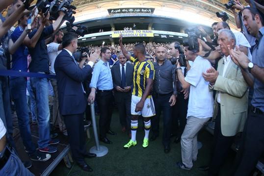 nani_fenerbahceye_imza_14005_800.jpg