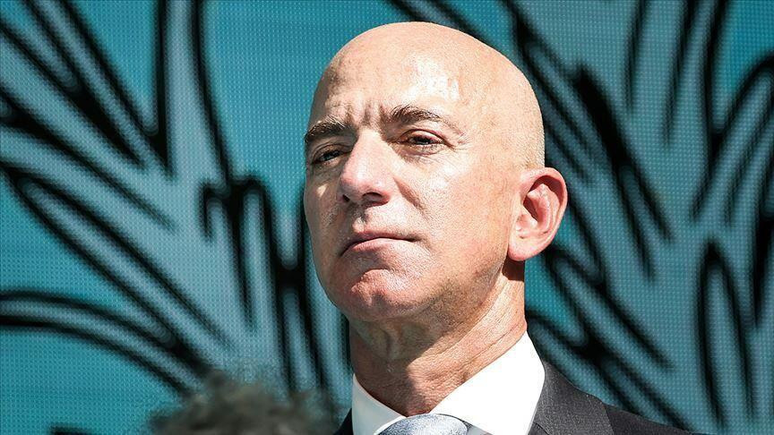 Amazon'un kurucusu Jeff Bezos'un evinin önüne giyotin kurdular
