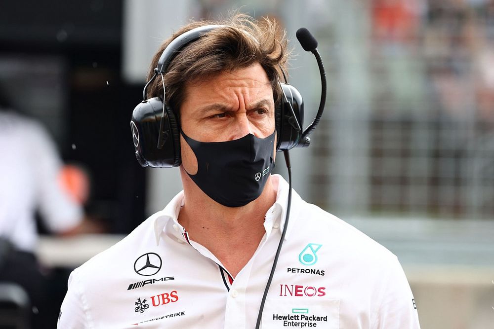 Rosberg: Wolff, 'Red Bull'u kötü adam gibi' gösteriyor