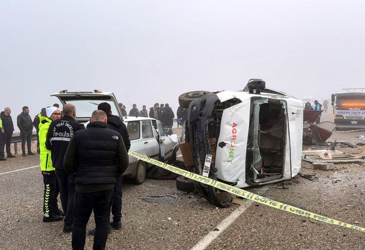 Kırşehir'de zincirleme kaza: 3 ölü, 15 yaralı