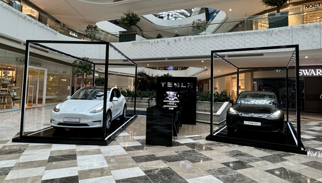 Tesla İstanbul'da yeni bir pop-up mağaza açtı!