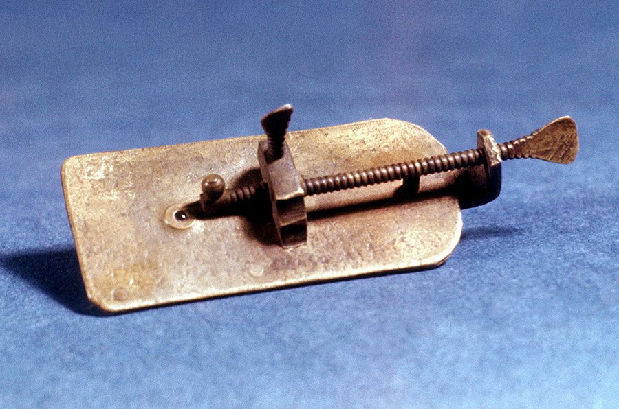 anton_van_leeuwenhoek_mikroskop.jpg
