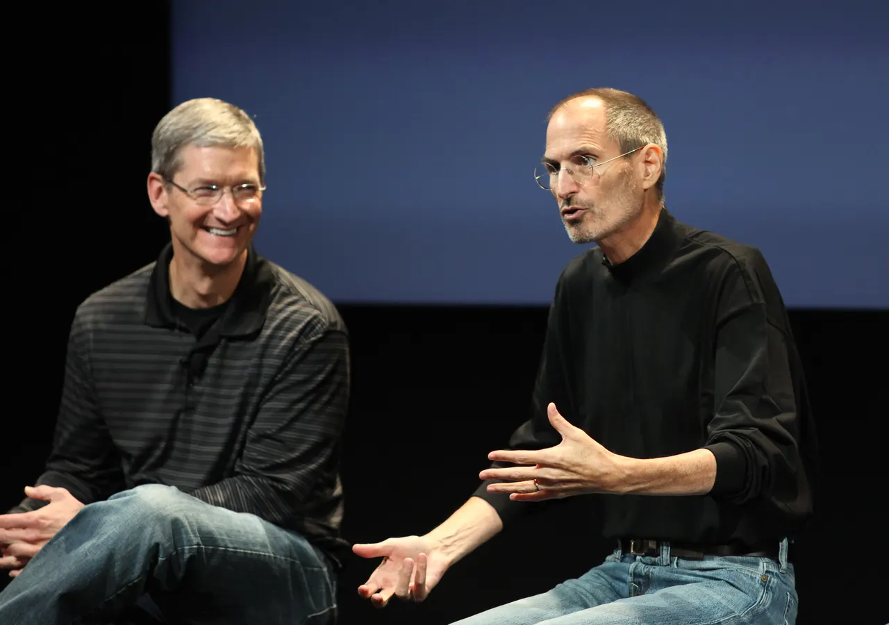 steve-jobs-tim-cook.webp