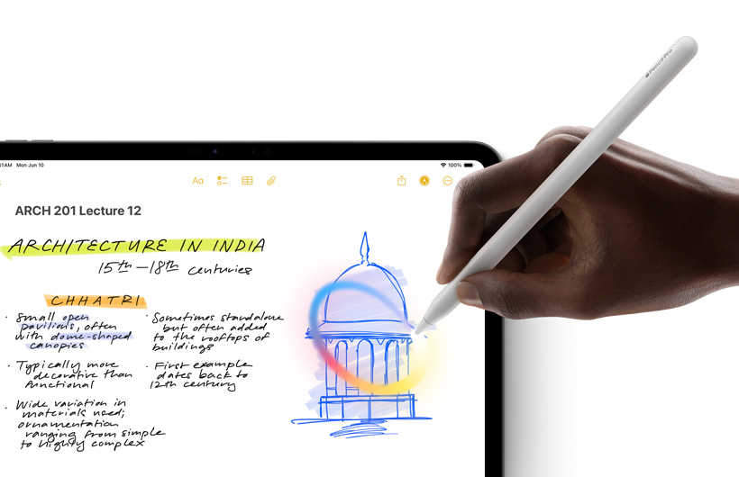 iPad'deki Notlar uygulamasında Apple Pencil'ı tutan bir el, çizimin etrafına bir daire çiziyor.