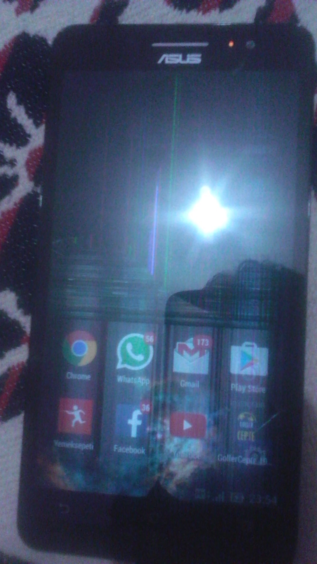 Samsung telefon düştü ekran rengi değişti