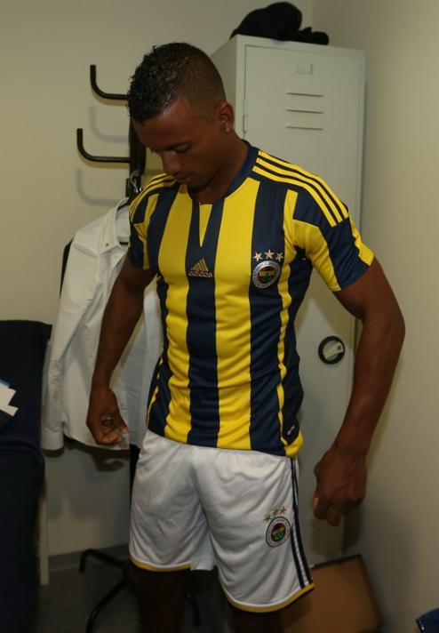 nani_fenerbahceye_imza_16804_800.jpg