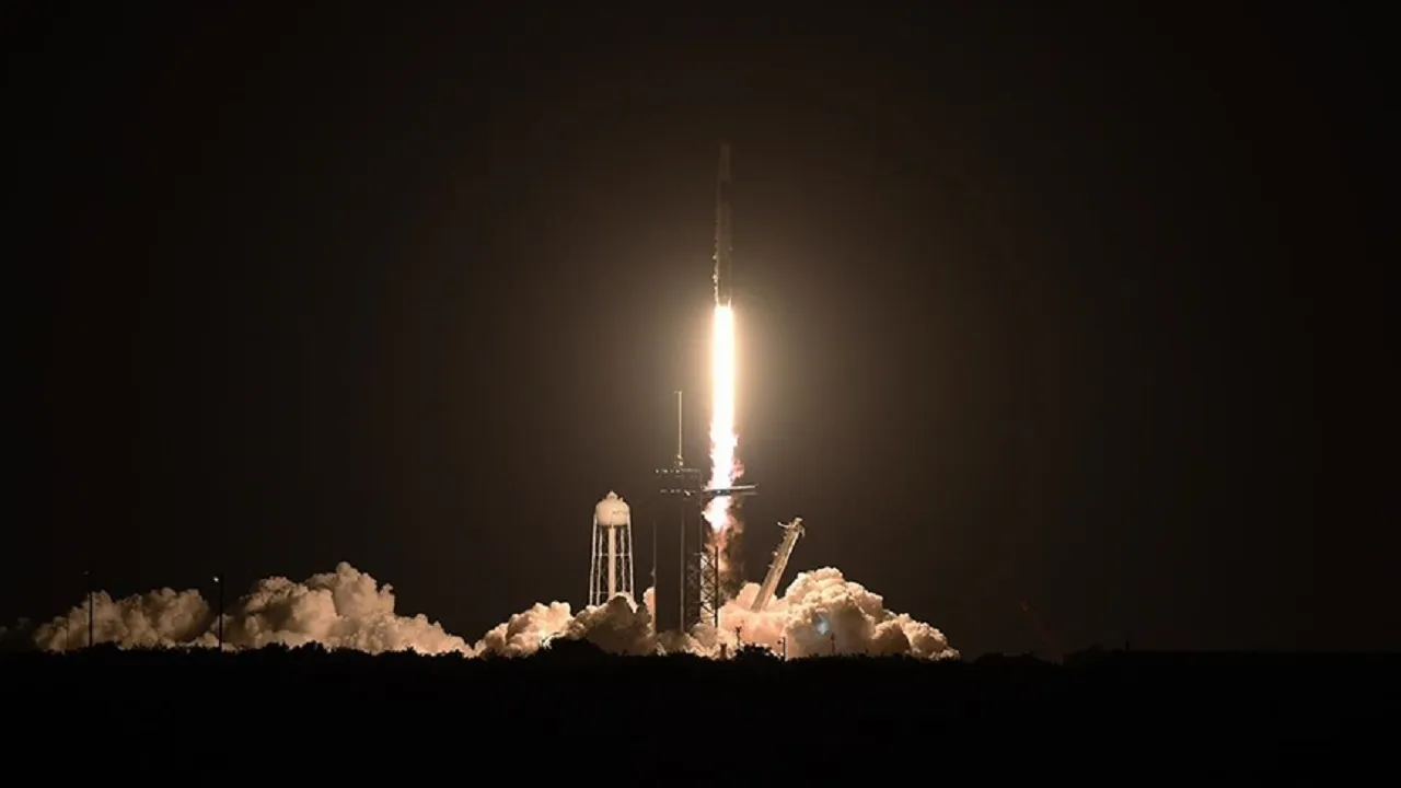 falcon-9-roketi-rekor-kiran-18-gorevine-firlatildi.webp
