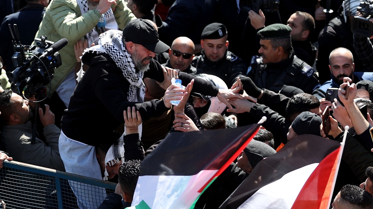 Özgürlüğüne kavuşan Filistinli esir Ramallah'a ulaştı. (AA)