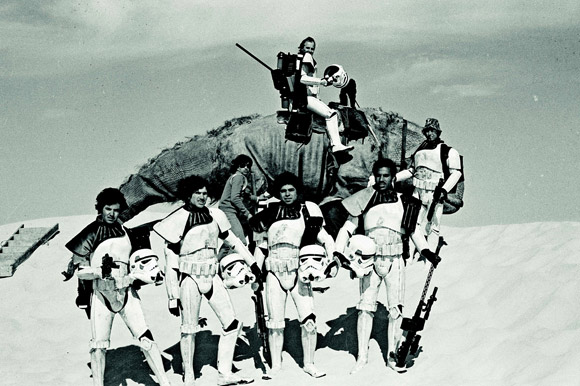 stormtroopers-in-desert.jpg