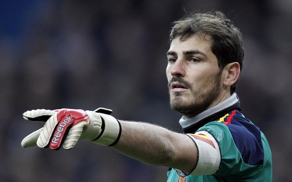 iker-casillas-real-madrid-bayrak-futbolcu.jpg