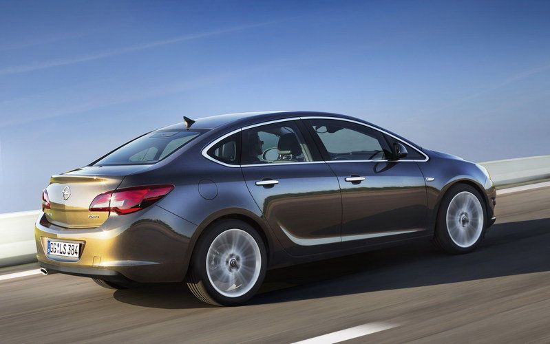 2013-opel-astra-sedan-1_800x0w.jpg