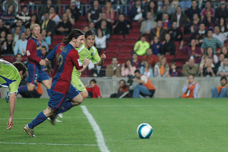 800px-Lionel_Messi_goal_19abr20071268742584.jpg
