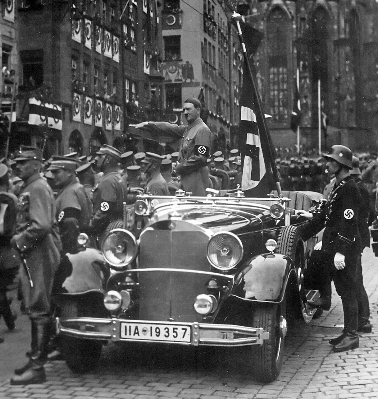 Hitler_N%C3%BCrnberg_1935.jpg