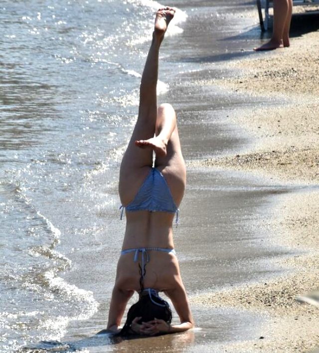 sarkici-elif-kaya-bikinisiyle-sahilde-amuda-kalkti-12282117_5403_m.jpg