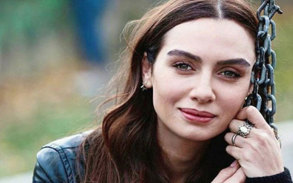 Birce Akalay sosyal medyada sevgilisiyle aşk fotoğrafını paylaştı! - Sayfa 6