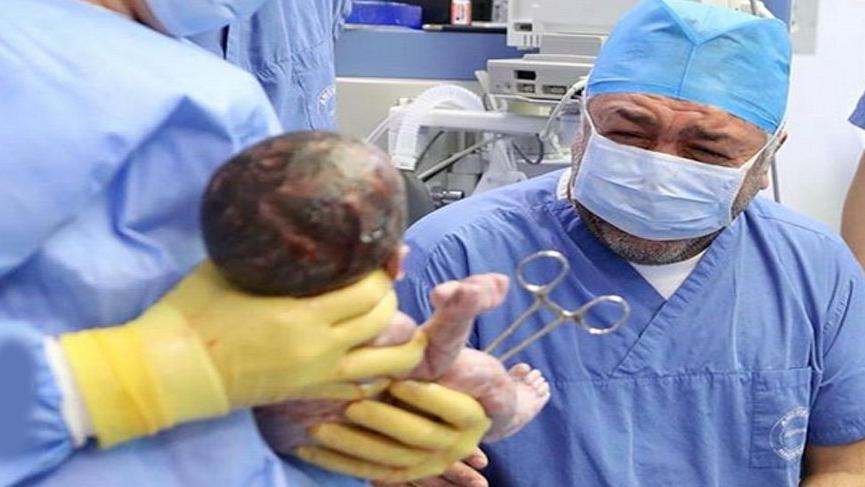 Sinem ve Mustafa Uslu bebeklerini kucaklarına aldı