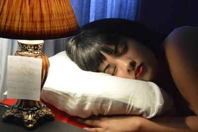 Sıcak havalarda rahat uyumak için 10 ipucu